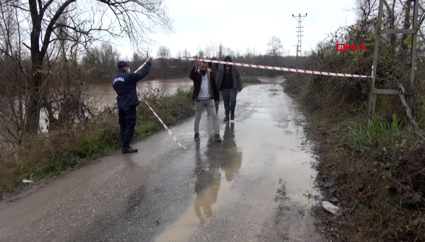 Bartın Irmağının su seviyesi yükseldi, 8 köye ulaşımı sağlayan köprü kapatıldı
