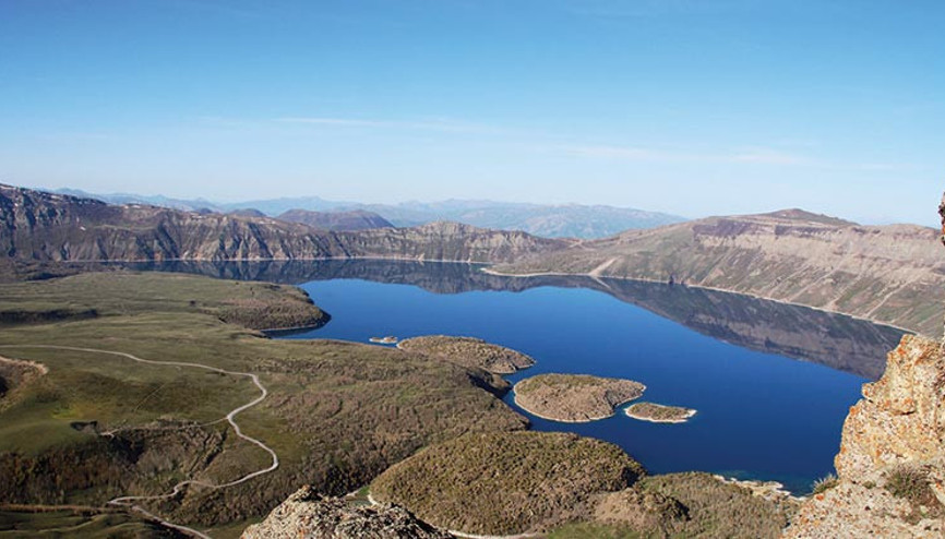 Bir dağ, bir göl ve bir kamp...
