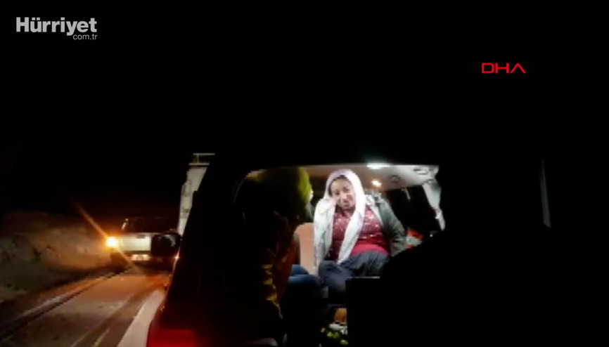 Doğum sancısı artan kadın için ekipler kardan kapalı olan yolu açtı