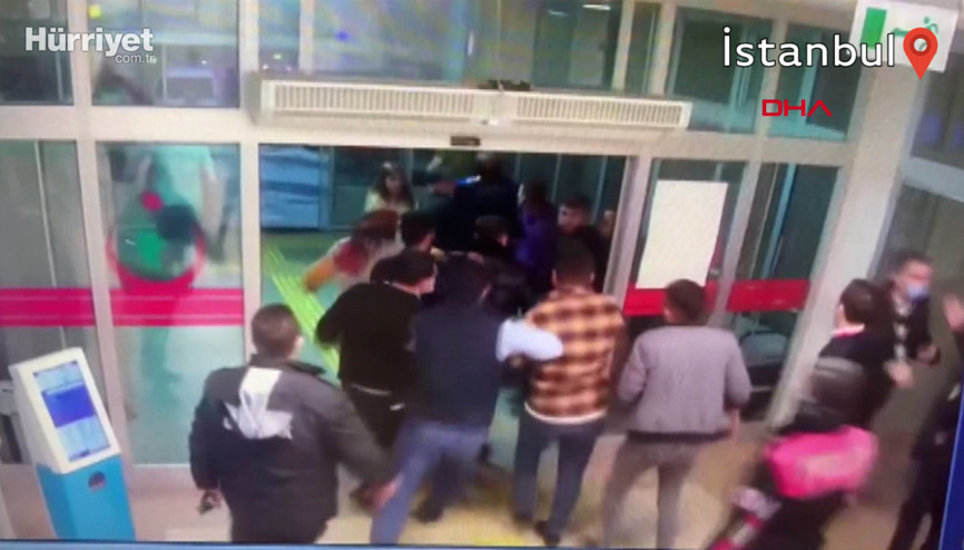 İki aile arasındaki kavgada bir kadın hastane önünde silahla vuruldu, o anlar kamerada