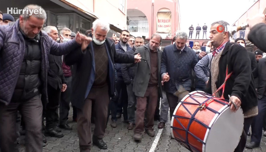 Malatya’da esnaf doların düşüşünü halaylarla kutladı