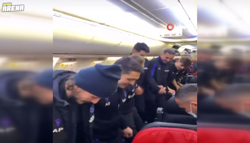 Trabzonsporlu futbolculardan uçakta horon ve kolbastı