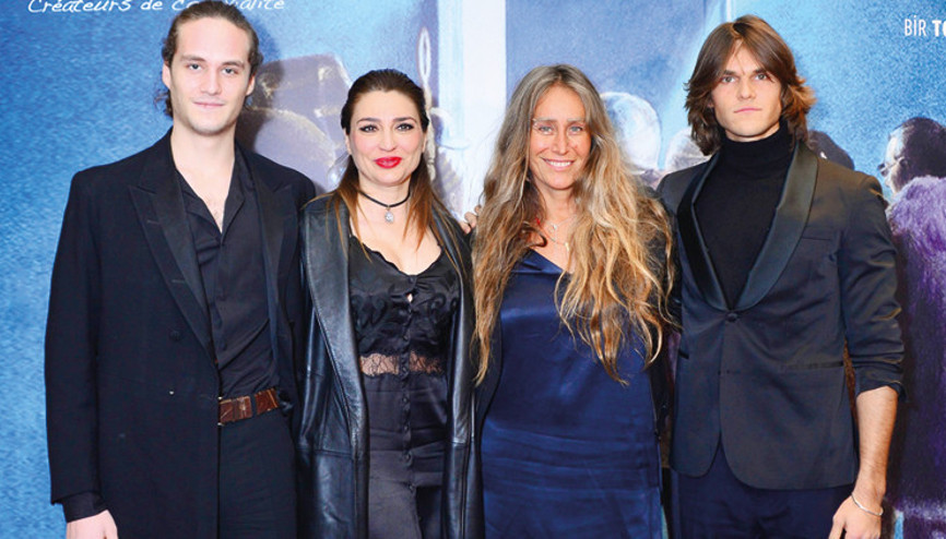 Bilge Öztürk ile 23 yaş küçük sevgilisi Daren Gerededen aile pozu