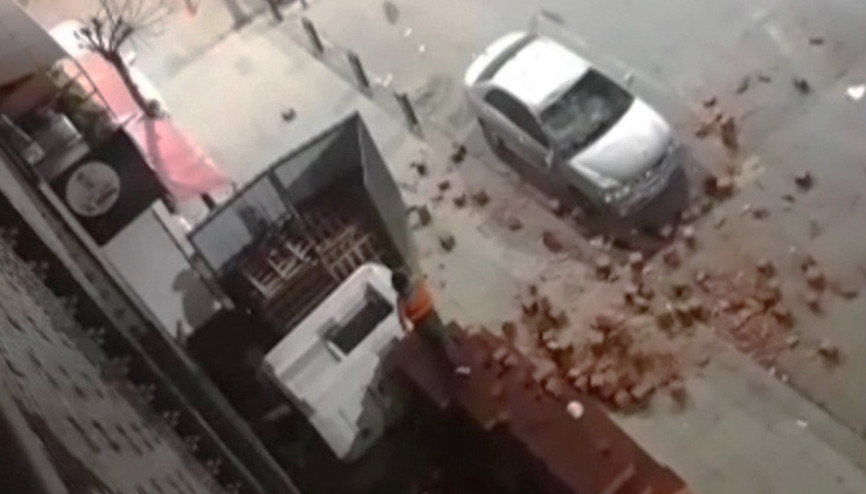 Tartıştı, sinirlendi, onlarca tuğla fırlattı Kadını tanımıyorum, şikayetçiyim