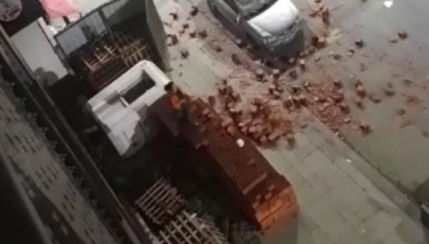 Öfkeli kadından otomobile tuğla yağmuru
