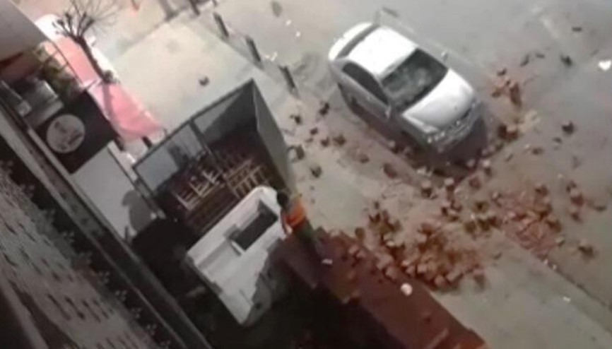 Sultangazide tartışma sonrası kadından  otomobile tuğla yağmuru