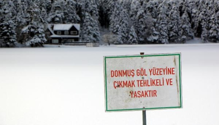 Gölcükte göl buz tuttu, bu tabelayı astılar