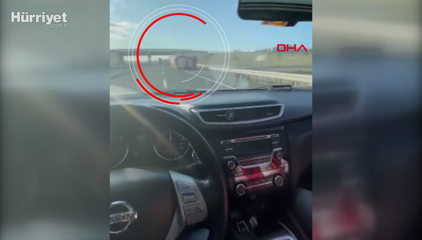 Seyir halinde video çekerken önünde TIR devrildi; çarpmaktan son anda kurtuldu