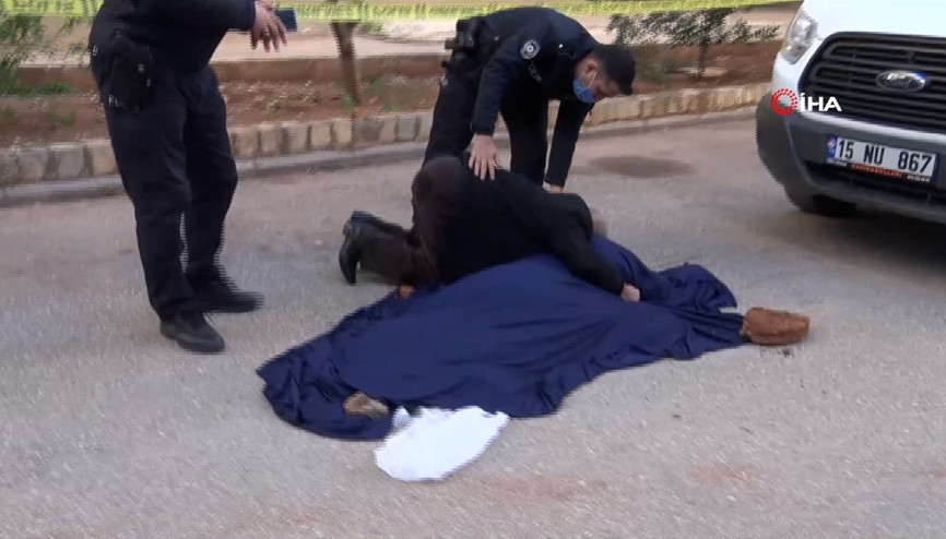 Kazada hayatını kaybeden eşine son kez sarıldı, feryatları yürek dağladı Kazada hayatını kaybeden eşine son kez sarıldı, feryatları yürek dağladı