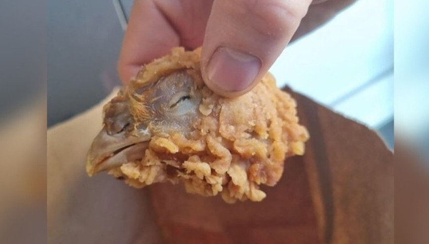 Fast-food zincirinden büyük skandal Paketten pişmiş tavuk çıktı Fast-food zincirinden büyük skandal Paketten pişmiş tavuk çıktı