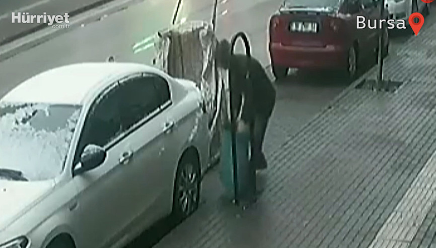 Kağıt toplayıcısının çöp kovasını çaldığı anlar kamerada