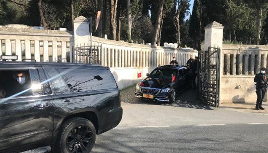 Cumhurbaşkanı Erdoğan anne ve babasının mezarını ziyaret etti Cumhurbaşkanı Erdoğan anne ve babasının mezarını ziyaret etti