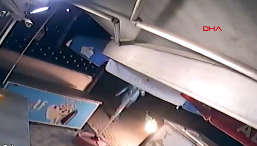 Önce uyarana saldırdı, sonra da sığındığı iş yerine molotof attı; o anlar kamerada