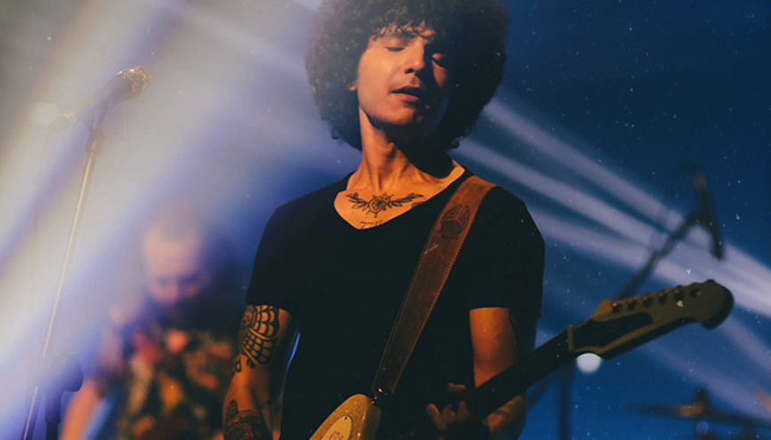 Batu Akdeniz Şarkı Şarkı ‘Bir Kalbin Çöküşü’nü Anlatıyor