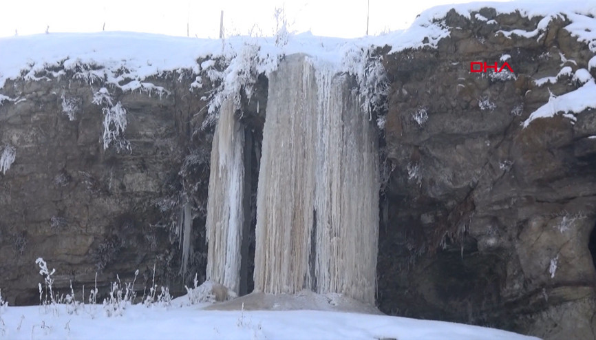 Ağrıda Murat Nehri dondu, 5 metrelik buz sarkıtları oluştu Ağrıda Murat Nehri dondu, 5 metrelik buz sarkıtları oluştu