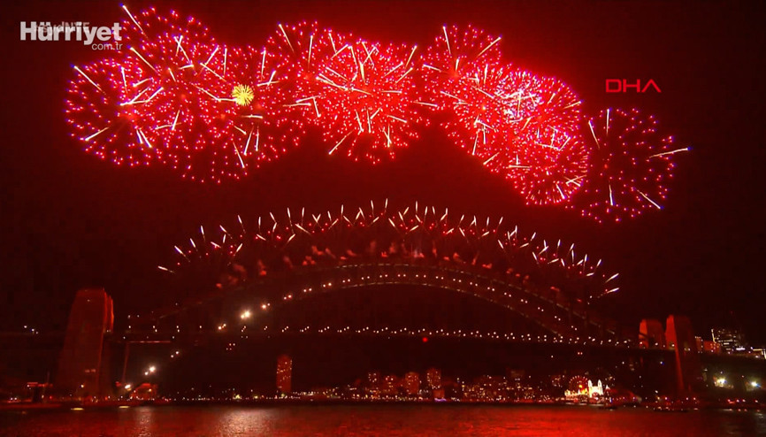 Avustralya, 2022 yılını Sydney Köprüsünde havai fişek gösterisiyle karşıladı