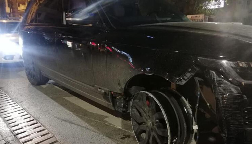 Ehliyetsiz ve alkollü sürücü jant üzerinde ilerledi, yakalanınca şarkı söyledi