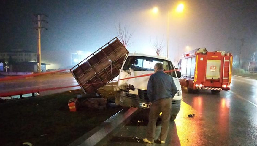 Kontrolden çıkan kamyonetin sürücüsü kurtulamadı