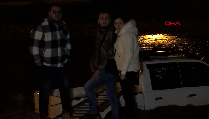 Manzara izlerken araçları Boğaçayına düşen 3 kişiyi, itfaiye botla kıyıya çıkardı