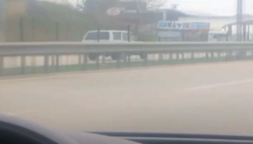 Ters şeritten giden otomobil ölüme böyle meydan okudu