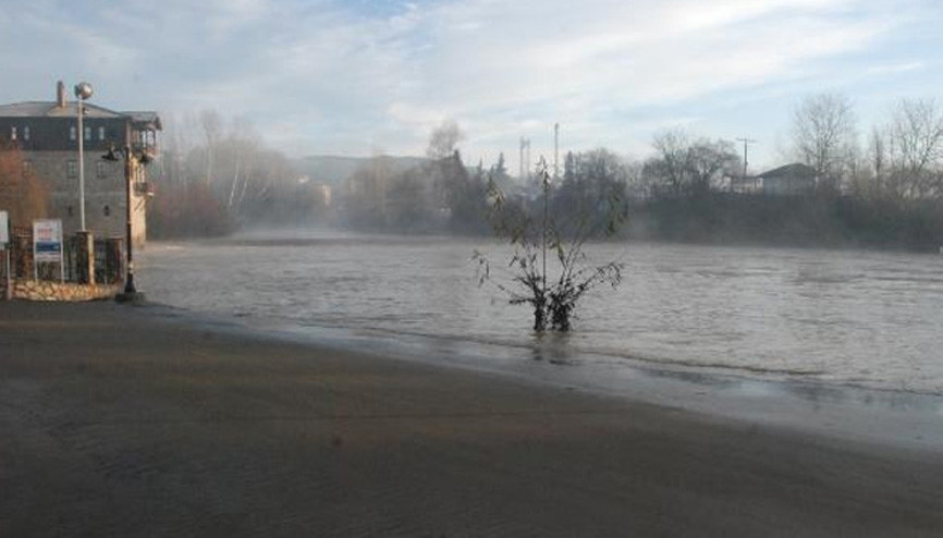 Karlar eridi, küçük iskeleler suya gömüldü: 5 metre yükseldi