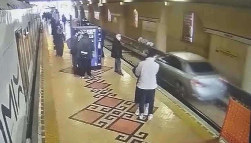 Fatihte tramvay durağında otomobil şaşkınlığı Fatihte tramvay durağında otomobil şaşkınlığı