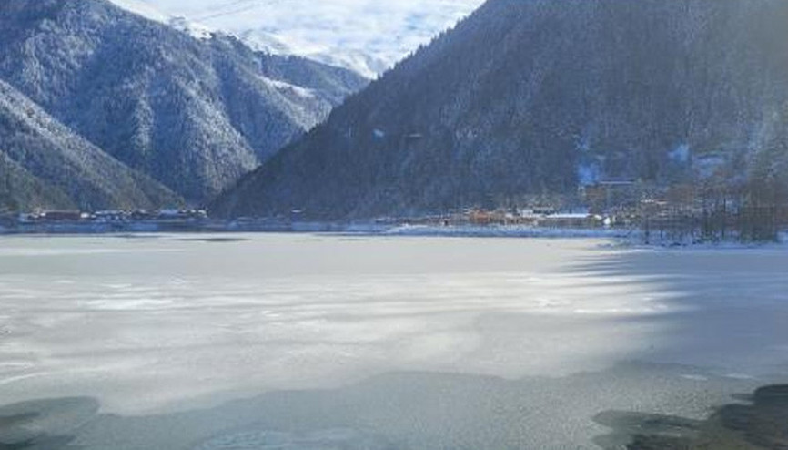Uzungöl kısmen buz tuttu