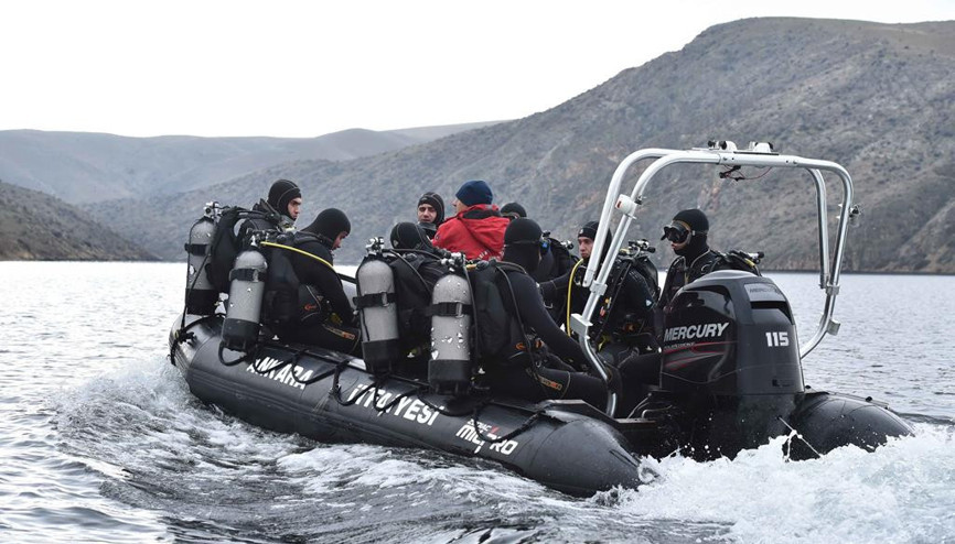 Yeni dalgıçlar zorlu eğitimde