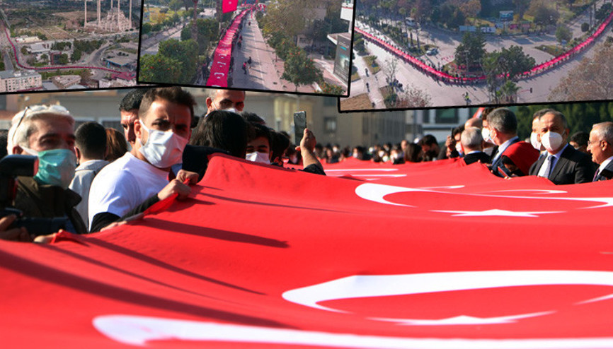 Adanada 3 bin 628 metrelik Türk Bayrağı açıldı... Vali böyle duyurdu: Türkiye rekoru kırdık