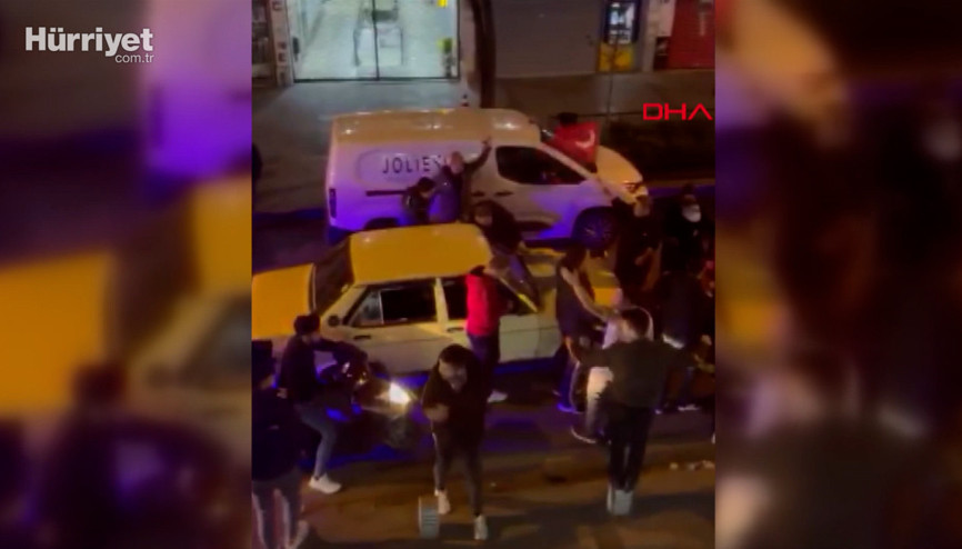 Kağıthanede yol kapatan asker eğlencesi