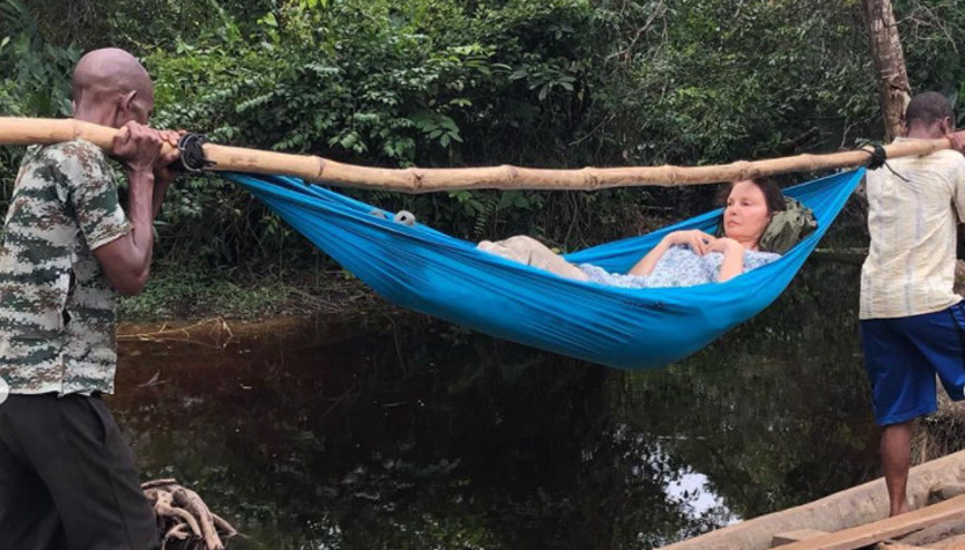 Bir yıl önce ilkel bir sedyeyle veda ettiği ülkeye geri dönmeye hazırlanıyor