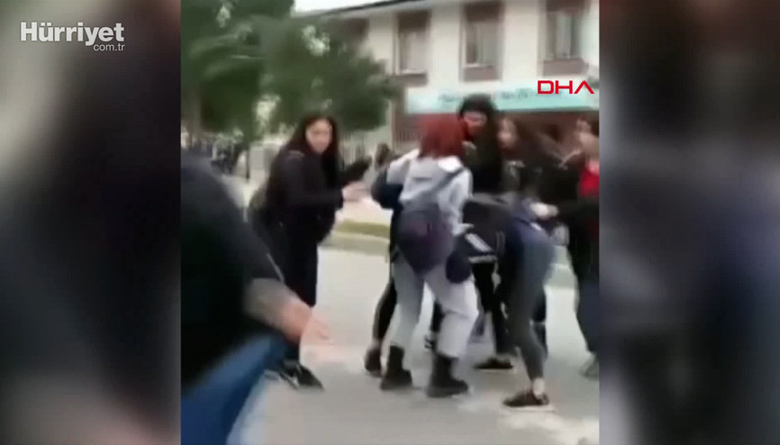 Liseli kızların tekme ve yumruklu kavgası kamerada