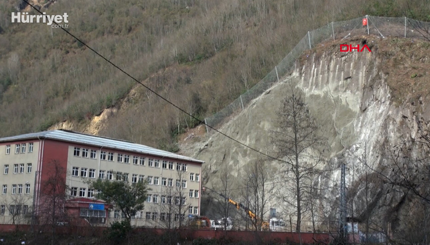 Kaya tehdidi altındaki okulda yamaçlar, çelik ağlarla örülüyor