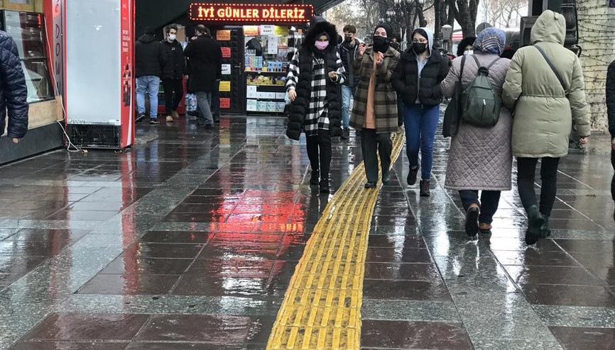 Kaldırımdaki sarı tehlike