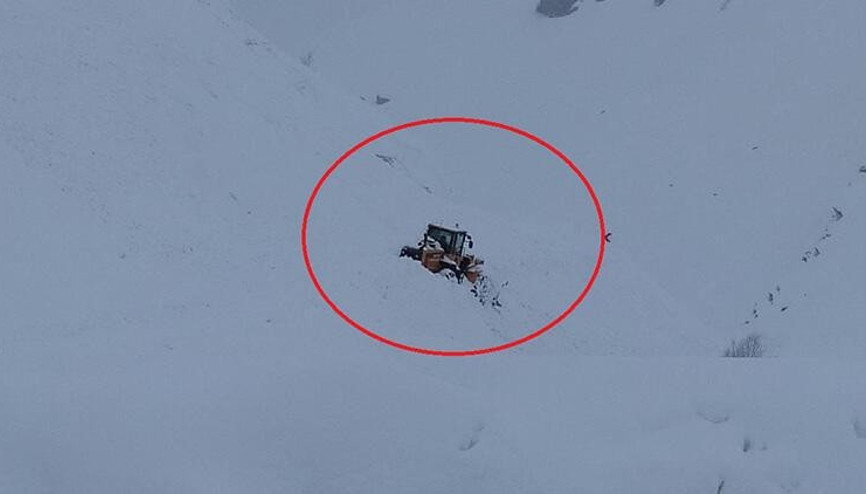 İş makinesi çığ altında kaldı, operatör son anda kurtuldu