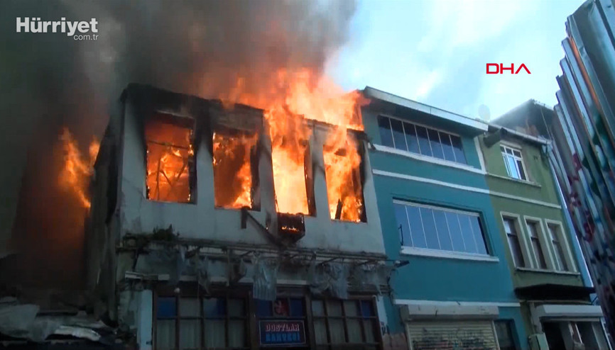 Balatta ünlü dizinin de çekildiği binada yangın