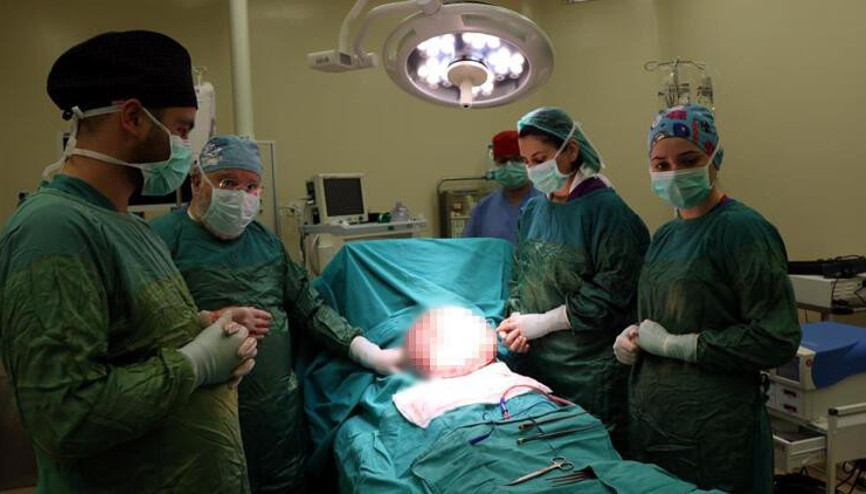 Genç kadının karnından 11 kiloya yakın kitle çıktı Genç kadının karnından 11 kiloya yakın kitle çıktı