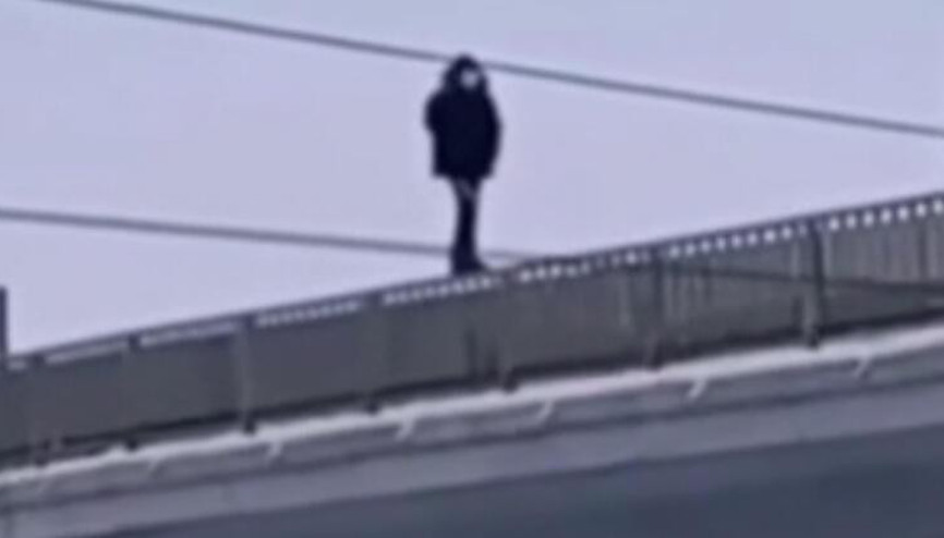 Köprünün korkuluklarında yürüyerek ölümle dans etti