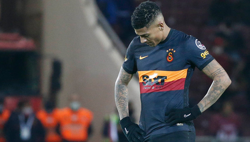 Galatasarayda penaltı kaçıran Patrick van Aanholt özür diledi