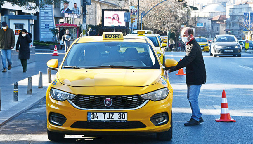 Taksiciyi maske kurtardı