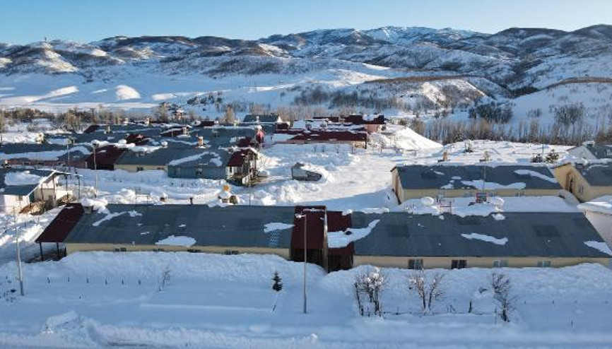 Ovacıkta evler kara gömüldü