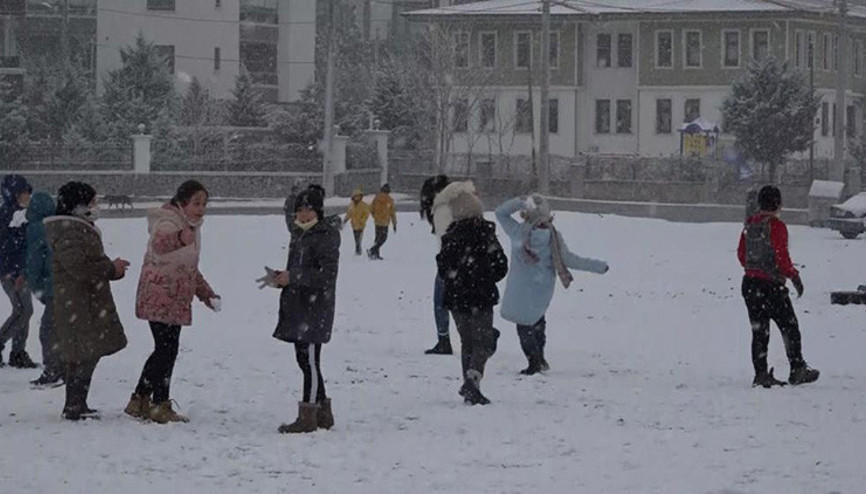Son dakika... Valiliklerden peş peşe duyurlar geldi: Okullar yarın da tatil edildi