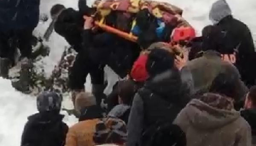 Kar küreyen iş makinesi uçuruma yuvarlandı; 2 yaralı Kar küreyen iş makinesi uçuruma yuvarlandı; 2 yaralı