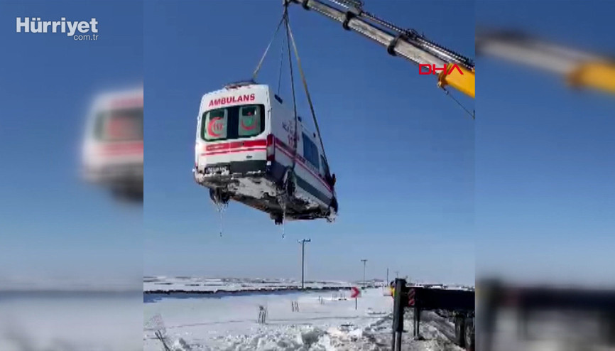 Kara saplanan ambulans vinçle kurtarıldı