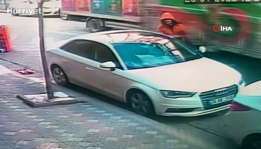 Otomobille kamyonun arasına sıkışan parmakları koptu.