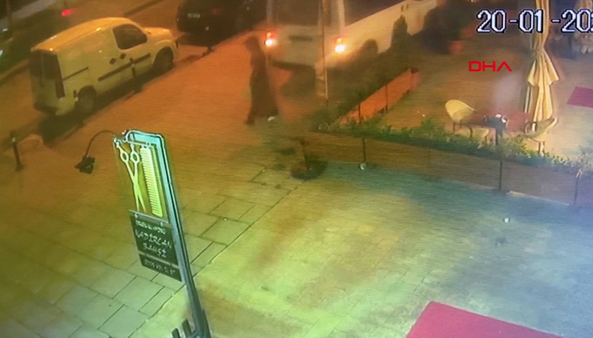 Kaldırımda bekleyen 14 yaşındaki kız, hafif ticari aracın altında kaldı