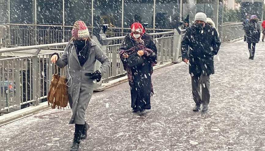 Son dakika... Kar yağışı İstanbula giriş yaptı Peş peşe uyarılar... Zorunlu olmadıkça dışarı çıkmayın