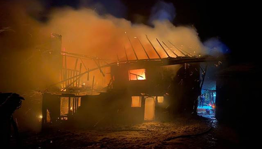 Alev topuna dönen evi kartopu ile söndürmeye çalıştılar