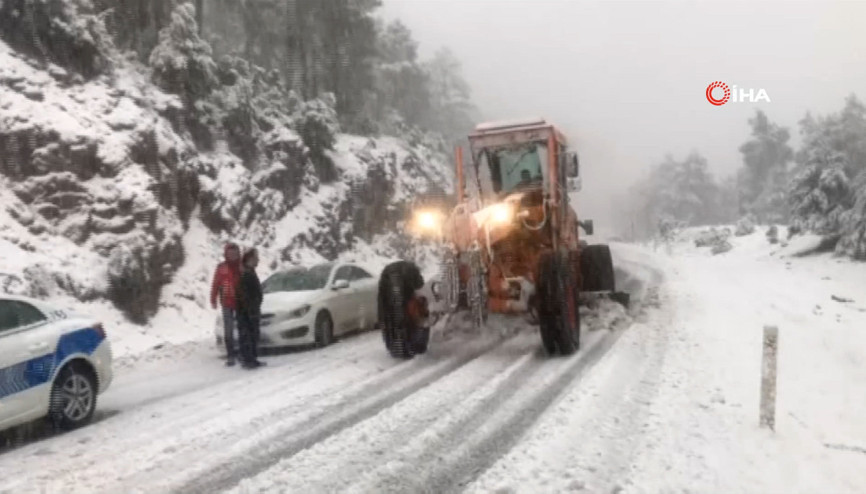 Konya-Antalya yolunda ulaşıma kar engeli