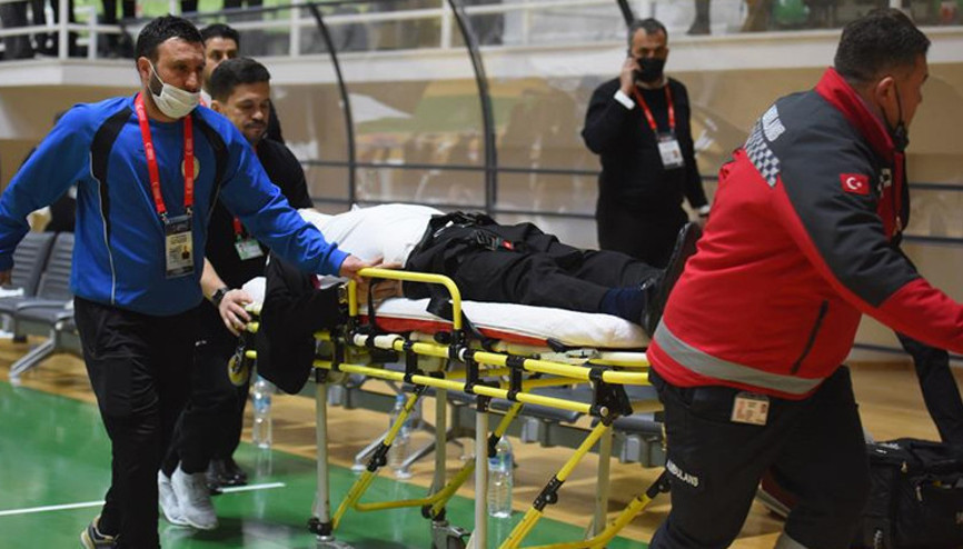 Akhisar Belediyespor Başantrenörü Cengiz Karadağ, maç sırasında kalp krizi geçirdi